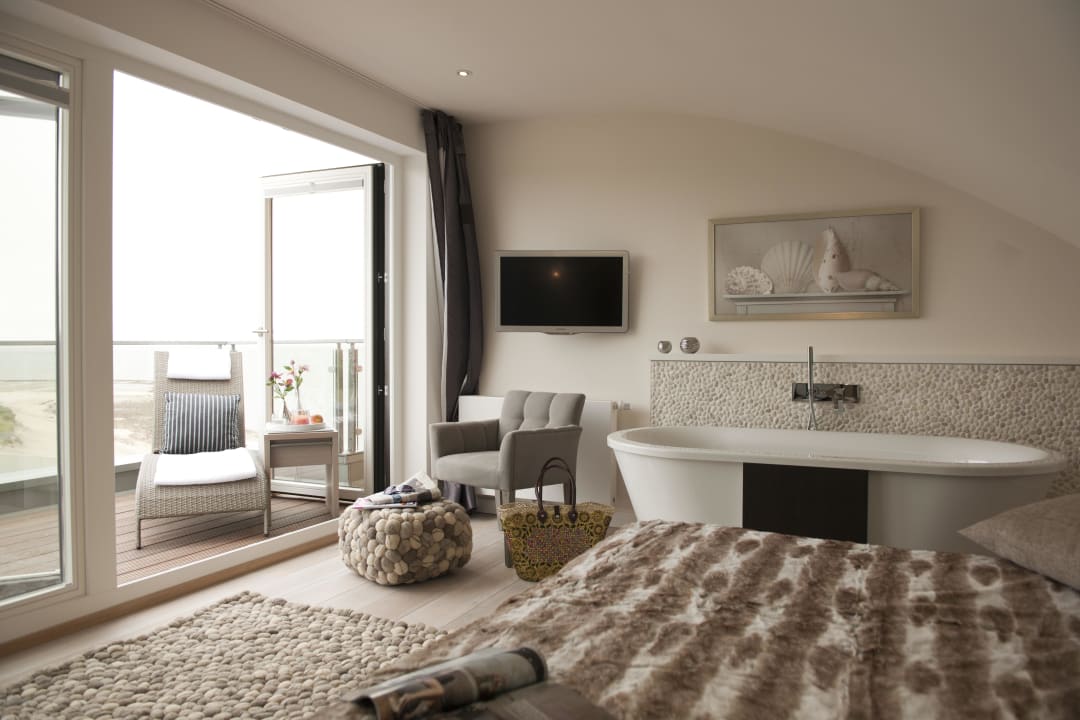 Schlafzimmer Mastersuite mit Badewanne Hotel Strand am Königshafen