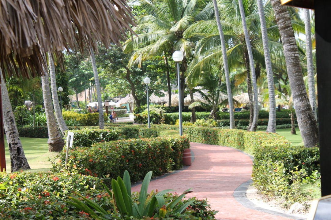 Weg vom Strandrestaurant zur Poolanlage Grand Palladium Select Bávaro Resort & Spa