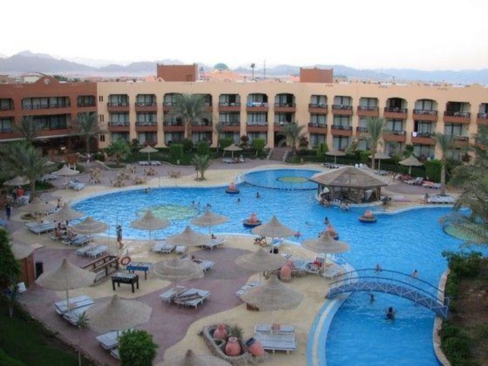 Widok na basen z dachu hotelu Hotel Nubian Village