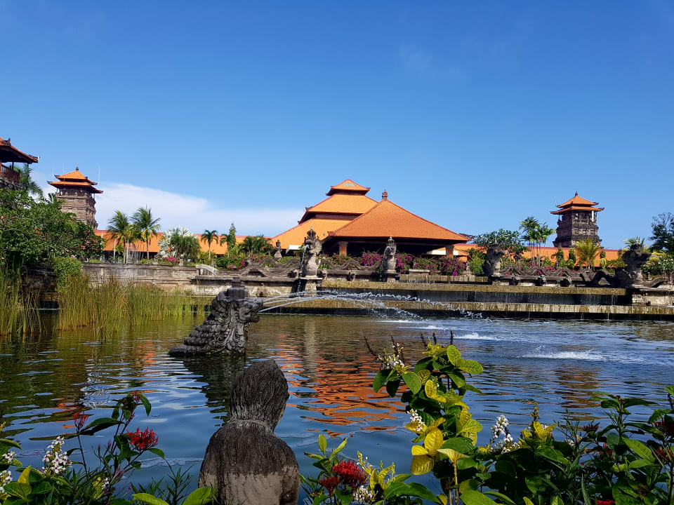 Das Hotel von außen. Wunderschöne Anlage Ayodya Resort Bali