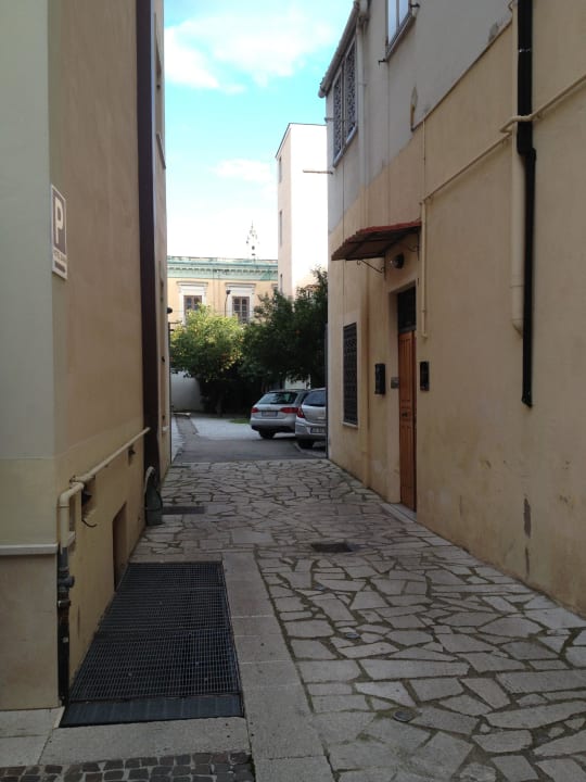 Eingang zum Parkplatz Hotel Diana Pompei