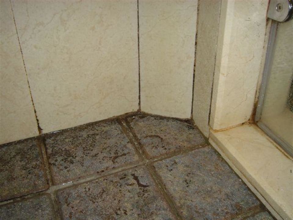 Schimmlige / stockige Dusche Dinarobin Beachcomber Golf Resort & Spa