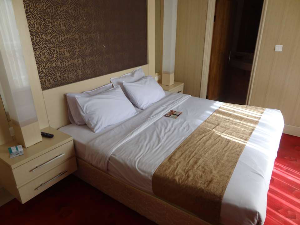 Podwójne lóżko i wejście do łazienki Hotel Safir