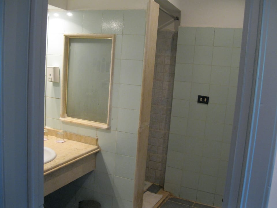 Badezimmer - Dusche ohne Vorhang  Mirage Bay Resort & Aqua Park