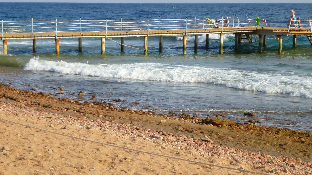 Strand vor dem Steg Happy Life Village