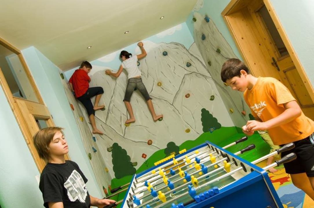 Kinderspielzimmer mit Kletterwand und Tischfußball Pension Ladestatthof