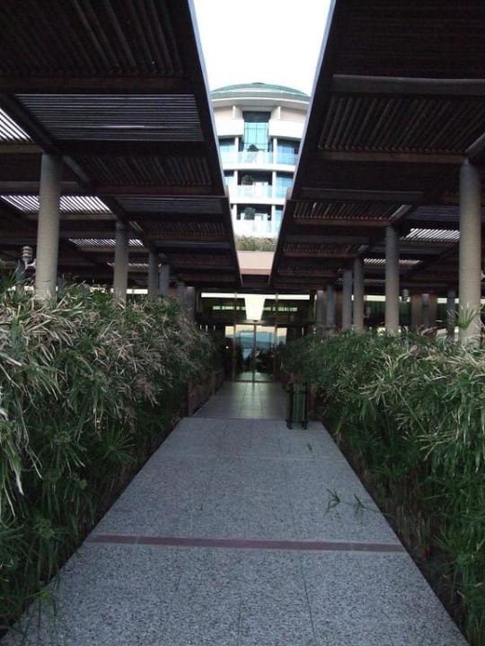 Weg zum Hauptrestaurant Voyage Belek Golf & Spa