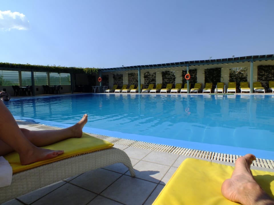 Blick auf den Pool aus Richtung Hotel Tylissos Beach Hotel