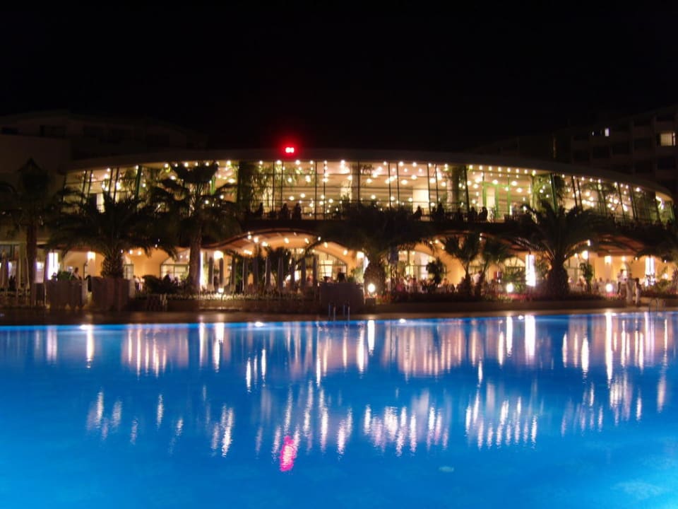 Restaurant bei Nacht VONRESORT Golden Coast