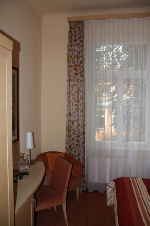 Schreibtisch und Sitzecke Hotel Lindenhof