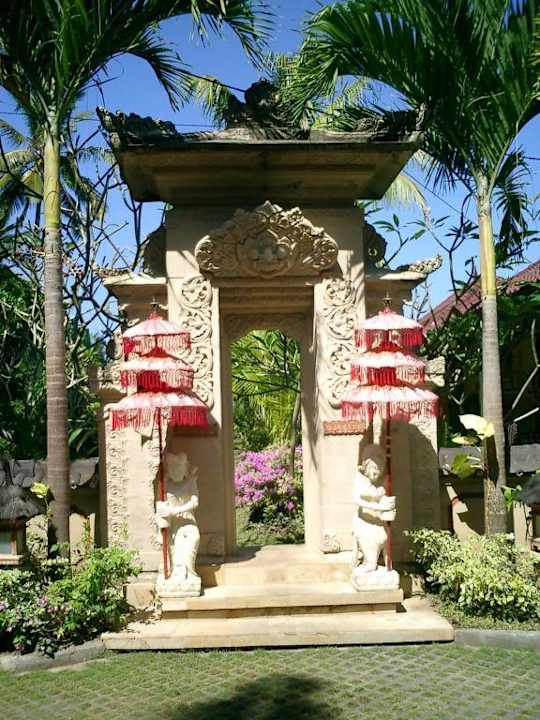 Eingangstor zum  Hotelgelände Nusa Indah Bungalows & Villa