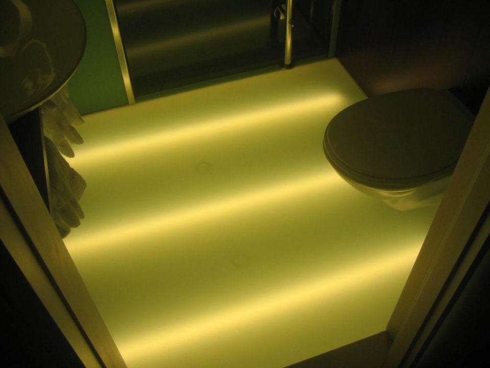beleuchteter Glasboden im Bad HYPERION Hotel Basel