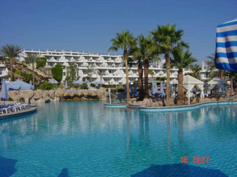 Blick vom Pool  auf das Hotel Safir Sharm Waterfalls Resort