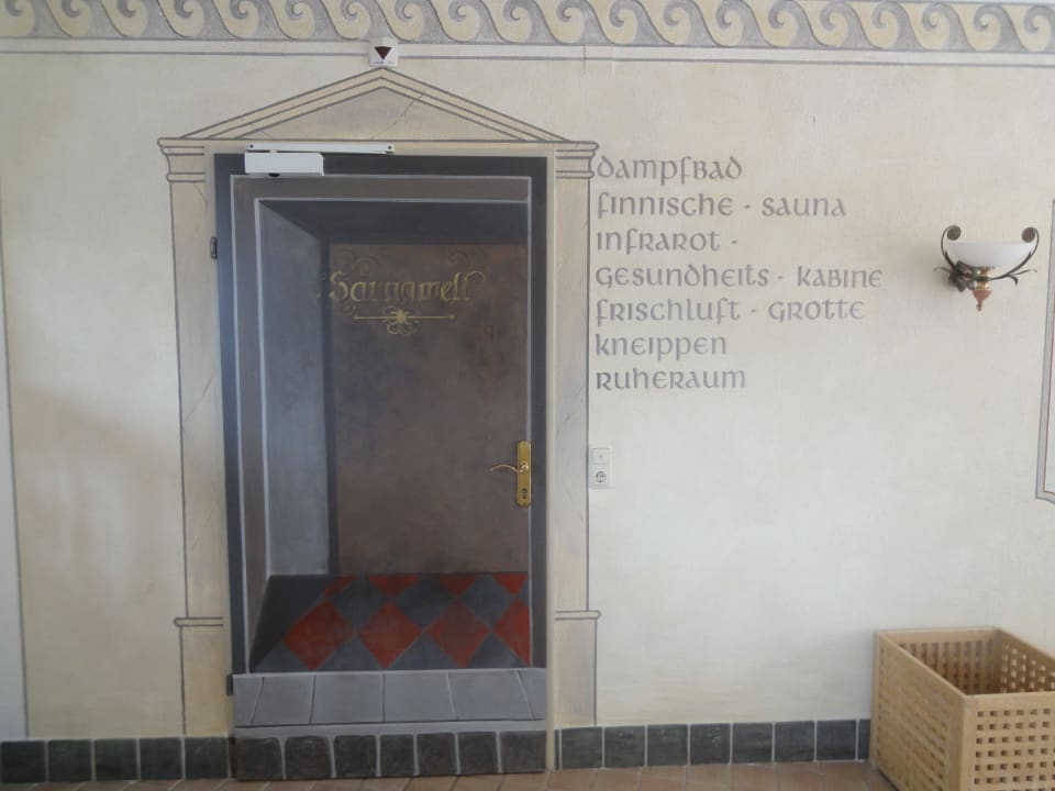 Eingang zum Sauna Bereich Wellnessresort Vier Jahreszeiten