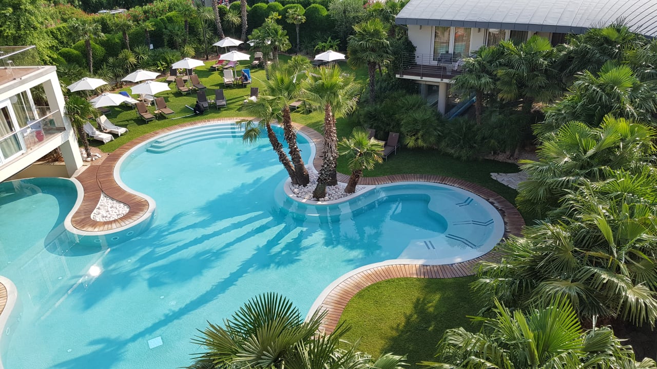 "Hauptpool direkt am Hotel" Color Hotel (Bardolino) • HolidayCheck (Venetien | Italien)