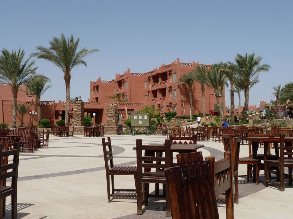 Viel Platz zum essen im Freien Hotel Hauza Beach Resort