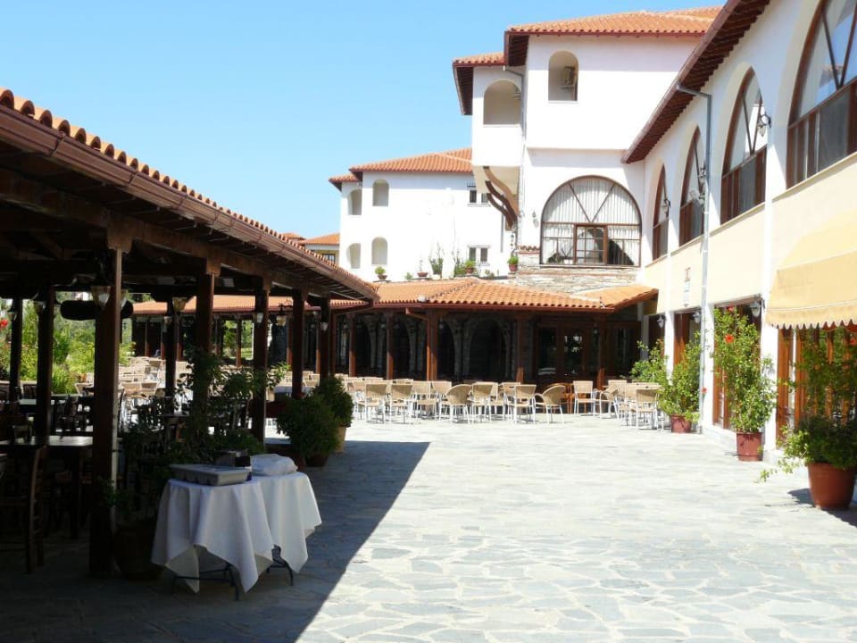 Blick zur Taverne und Main-Bar Akrathos Beach Hotel