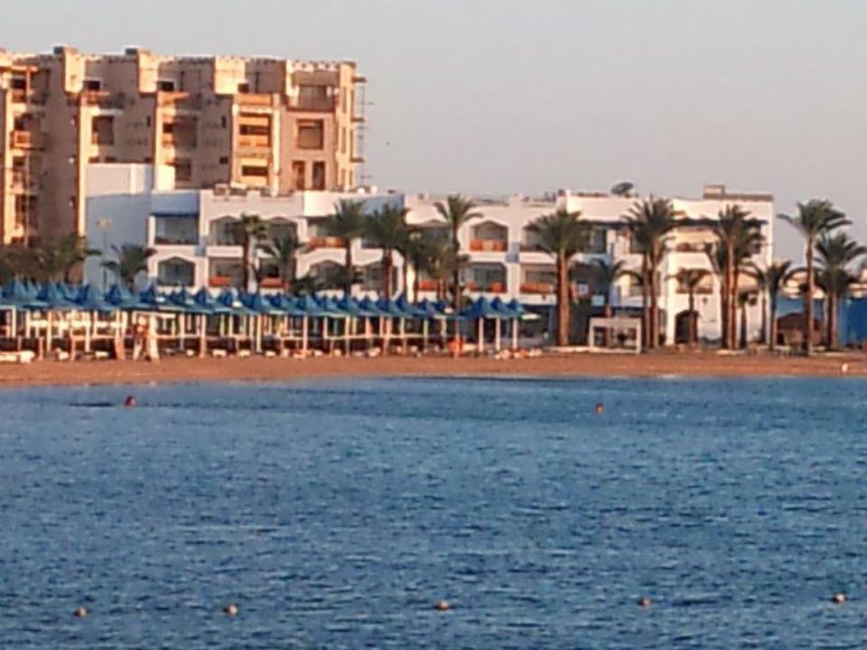 Von Marina 5 auf den Strand und  Neubau The Grand Hotel Hurghada
