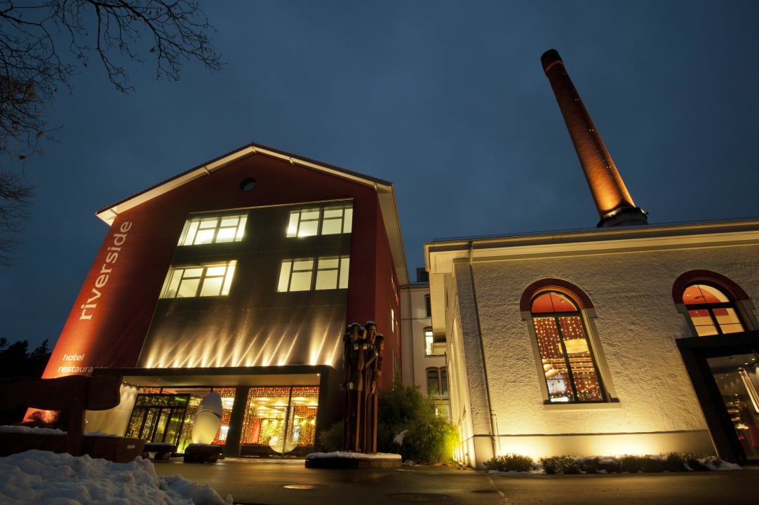 Riverside bei Nacht  Riverside Hotel