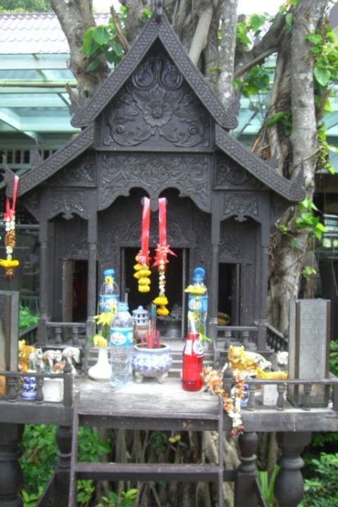 "Geister-Häuschen" All Seasons Naiharn Phuket Hotel (Nai ...