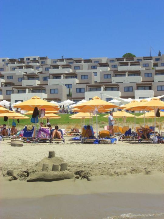 Blick vom Strand auf die Anlage Atlantica Mikri Poli Crete