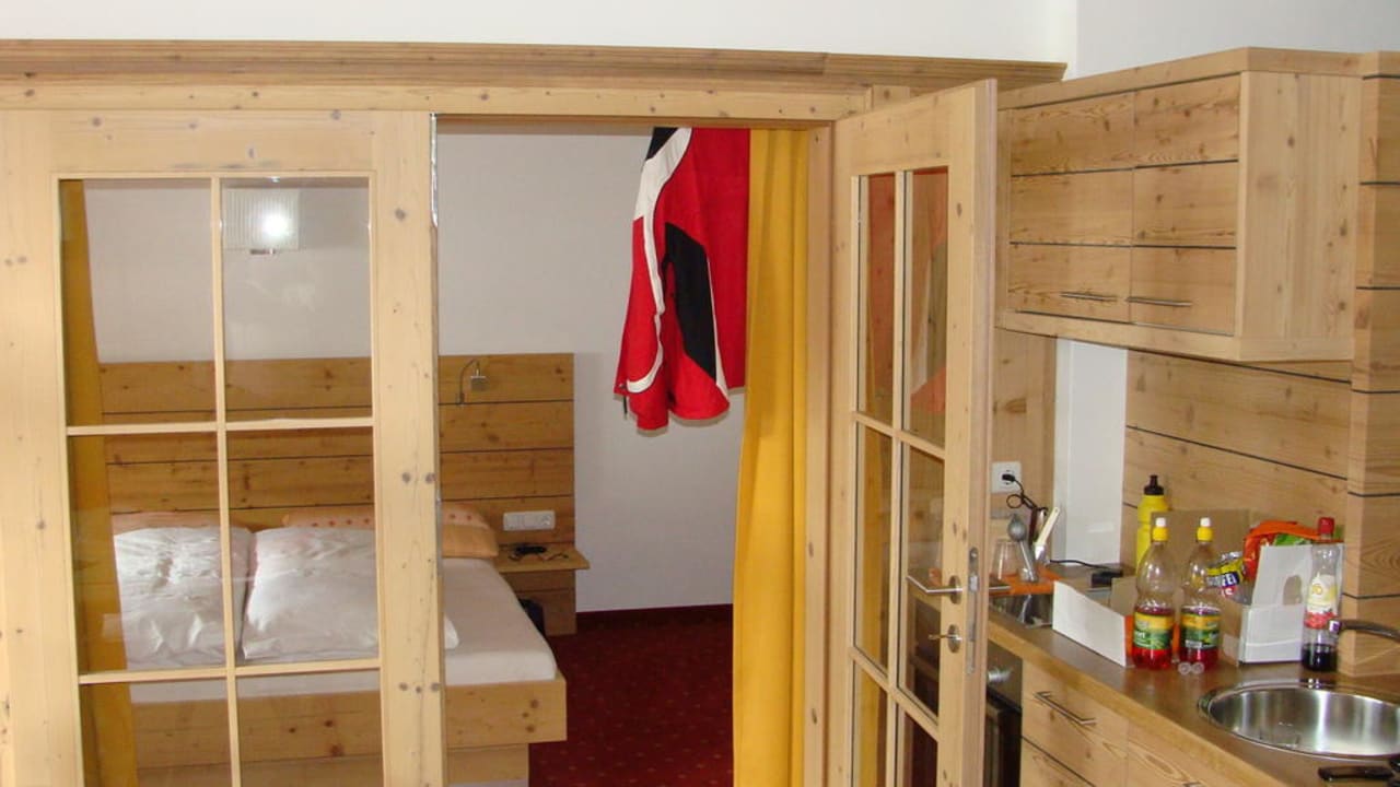 Blick ins Schlafzimmer Aparthotel Naturresort Senningerhof