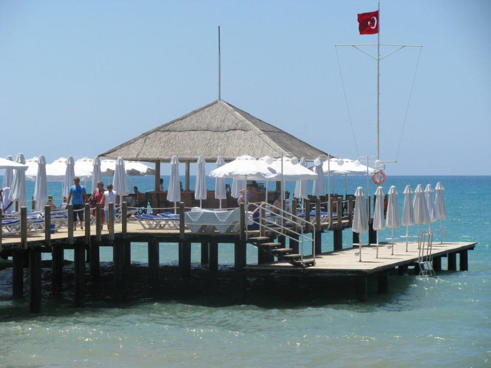 Blick auf Steg mit Bar Blue Waters Club