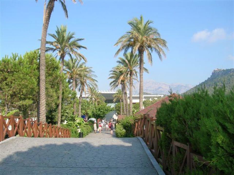 Blick vom Strand zur Hotelanlage Dobedan World Palace Kemer