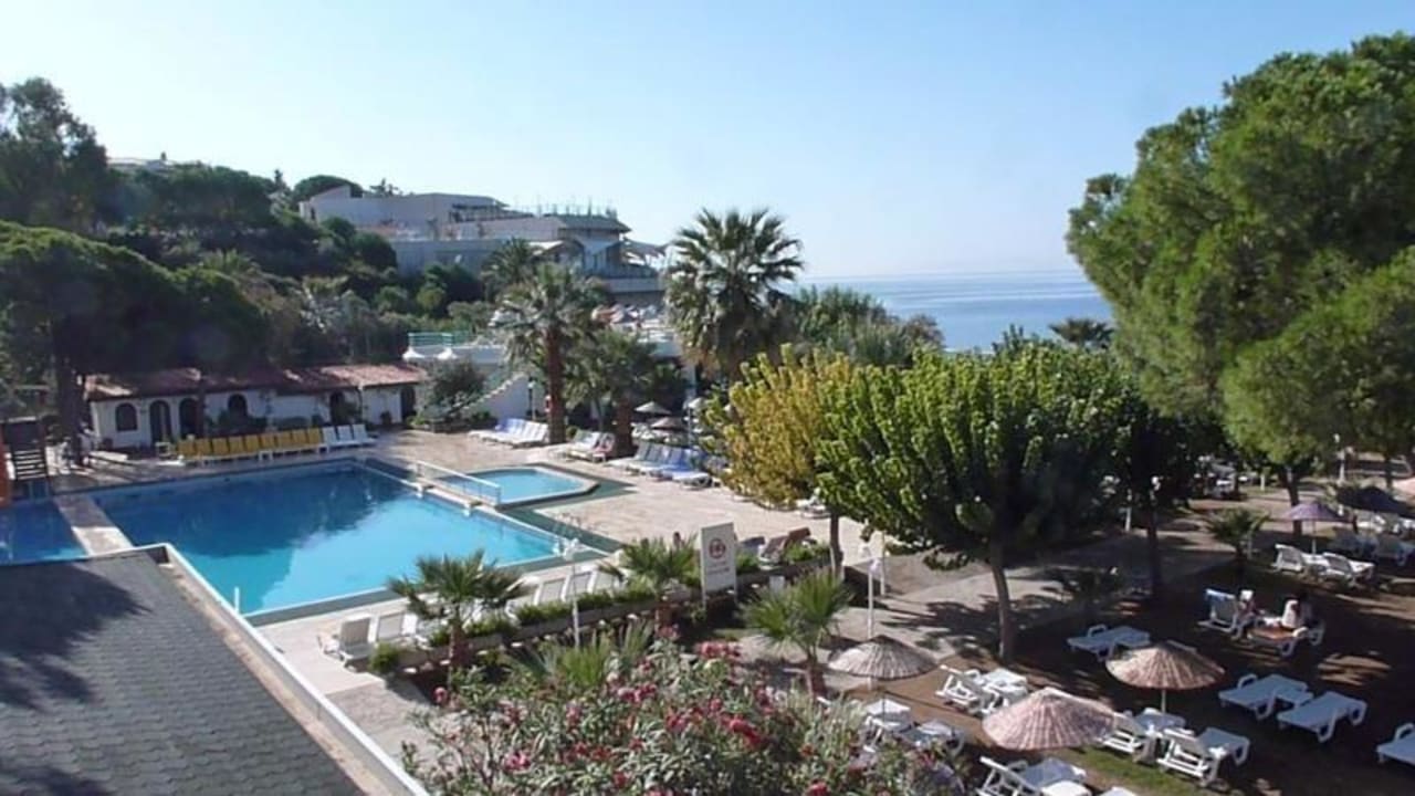 Blick auf die Poolanlage Hotel Grand Efe