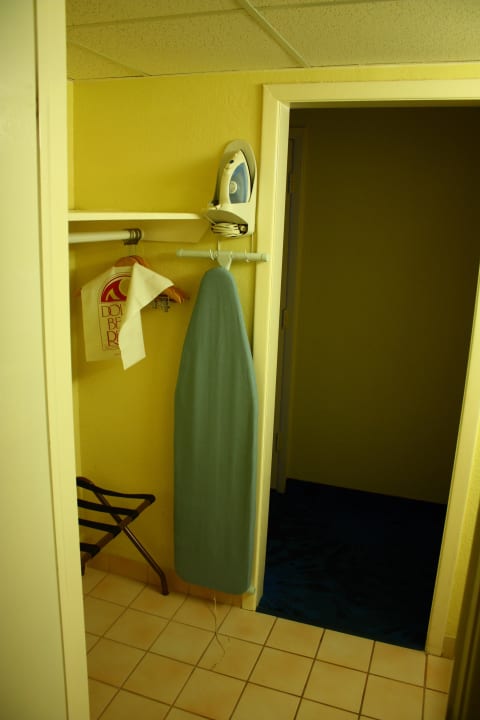 Wandschrank Hotel Dolphin Beach Resort