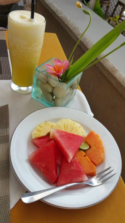 Obst und Obstsaft zum Frühstück Anom Beach Hotel