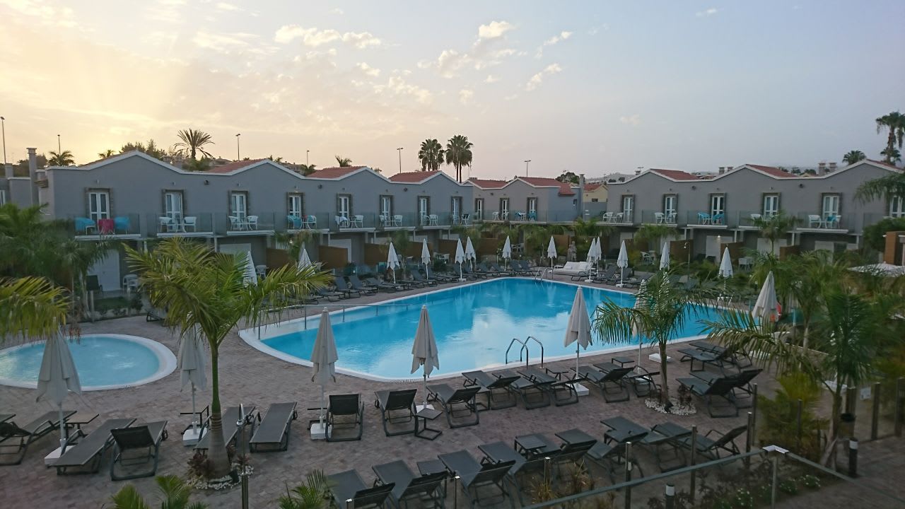 Pool LIVVO Los Calderones