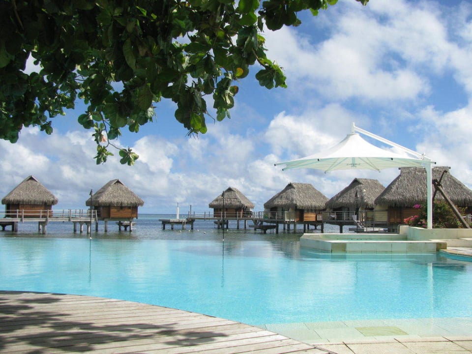 Blick auf die Wasserbungalows Manava Beach Resort & Spa Moorea