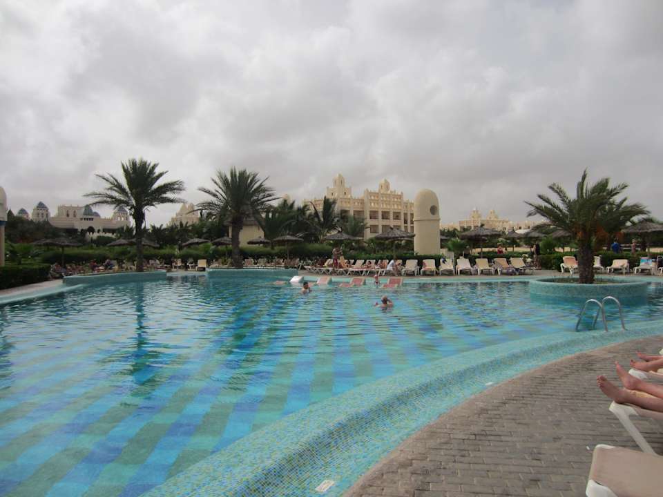 Sehr schöner warmer Pool Hotel Riu Karamboa