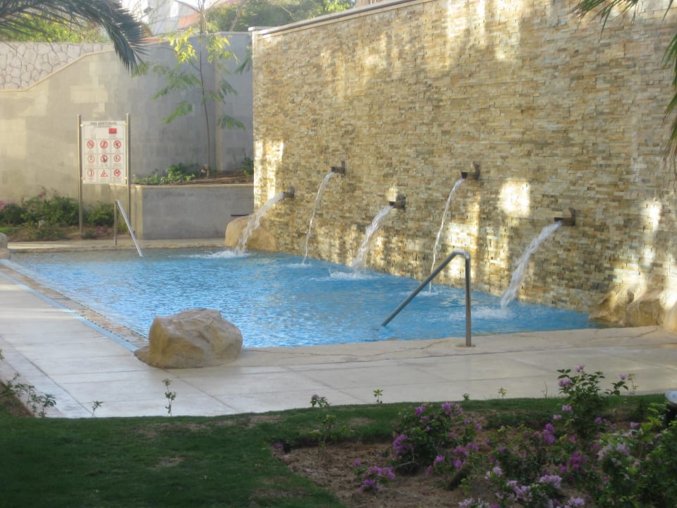Ein kleiner Pool zwischen den Gebäuden Hotel Xperience Sea Breeze Resort