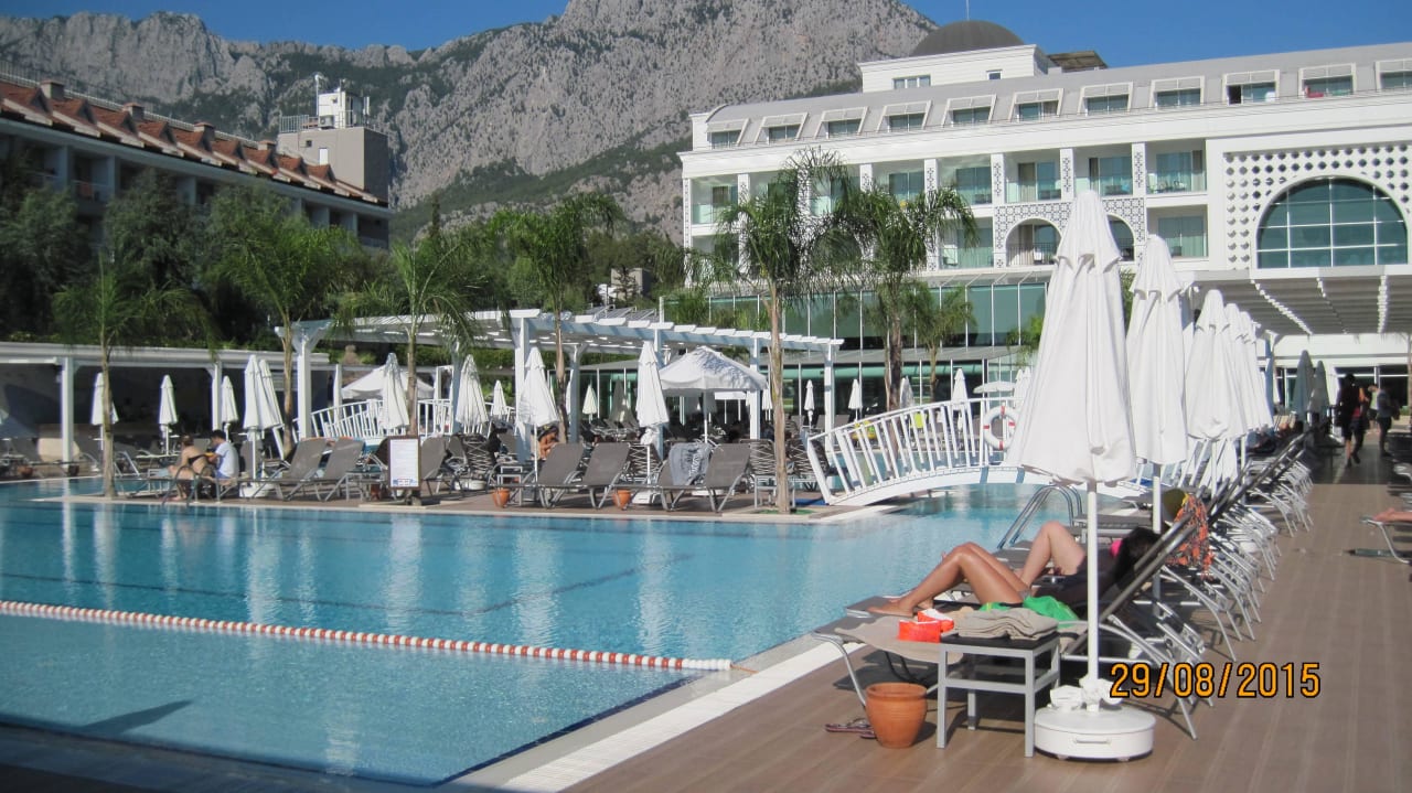 Der Pool mit sehr schönem Hintergrund Karmir Resort & Spa