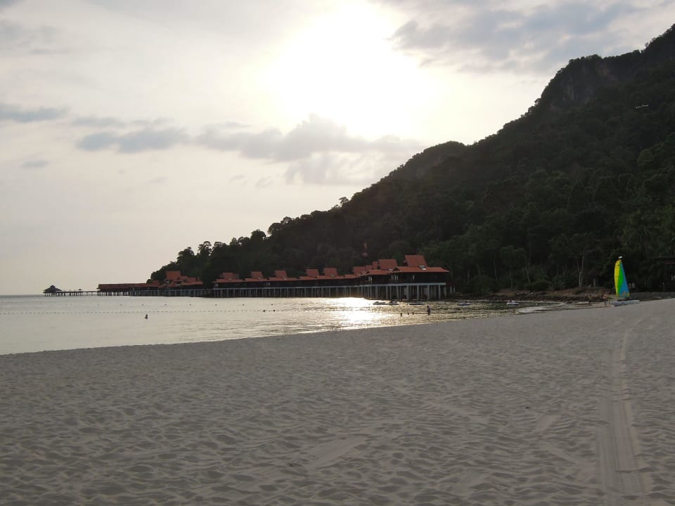Blick vom Strand auf die Wasser-Chalets Berjaya Langkawi Resort
