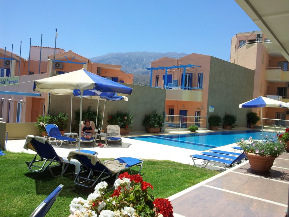 Pool im 1. Stock mit Liegewiese Hotel Corissia Princess