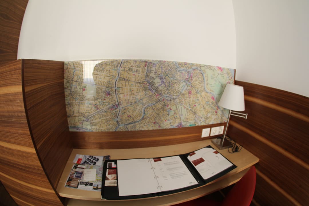 Tisch (mit Fisheye fotografiert, deshalb verzerrt) Four Points Flex by Sheraton Vienna Hauptbahnhof