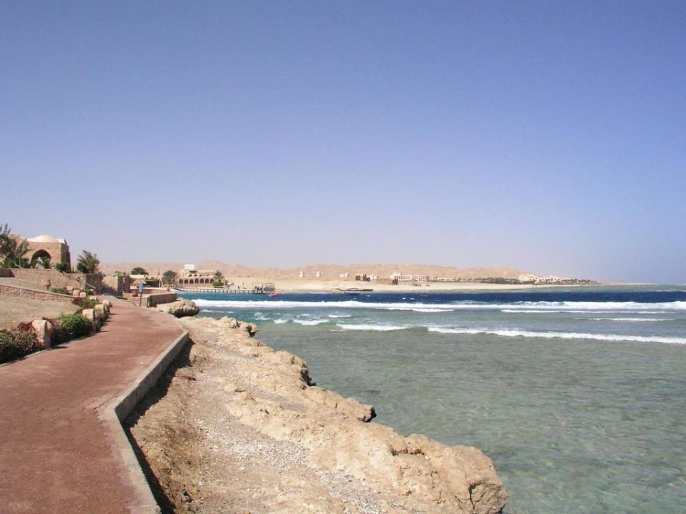 Weg am Strand Mövenpick Resort El Quseir