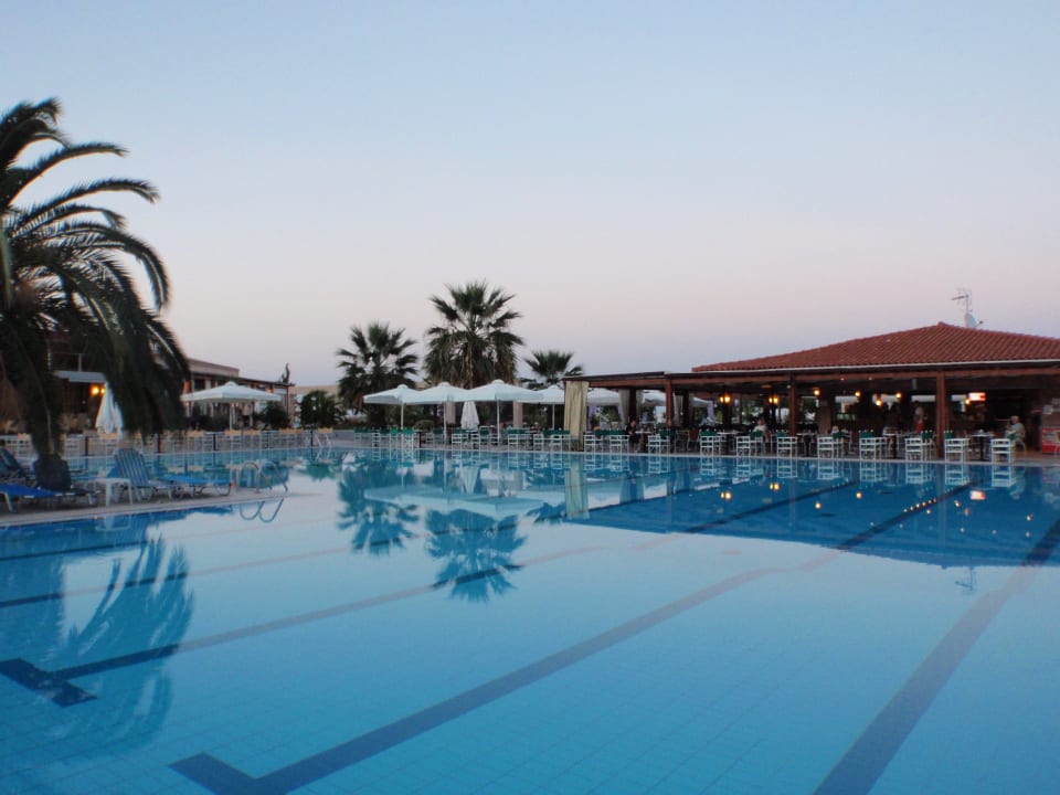 Pool mit Blick auf die Bar alltoura Club Hotel Poseidon Palace