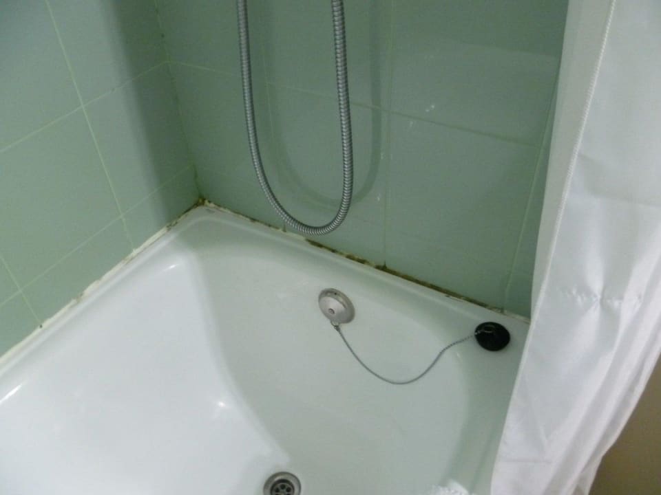 Sehr schimmelreiche kleine Dusche Hostel Residencia Blas De Otero