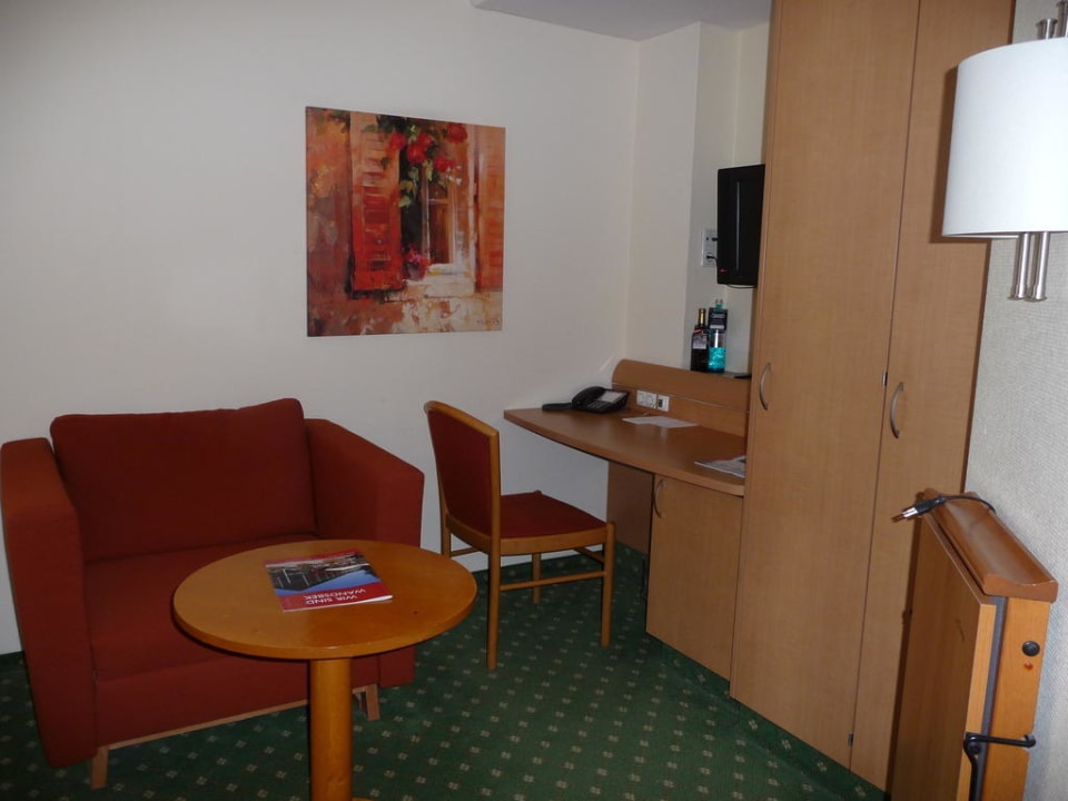 Kleine Sitzecke mit TV und Schreibtisch Garner Hotel Hamburg - Wandsbek Marktplatz
