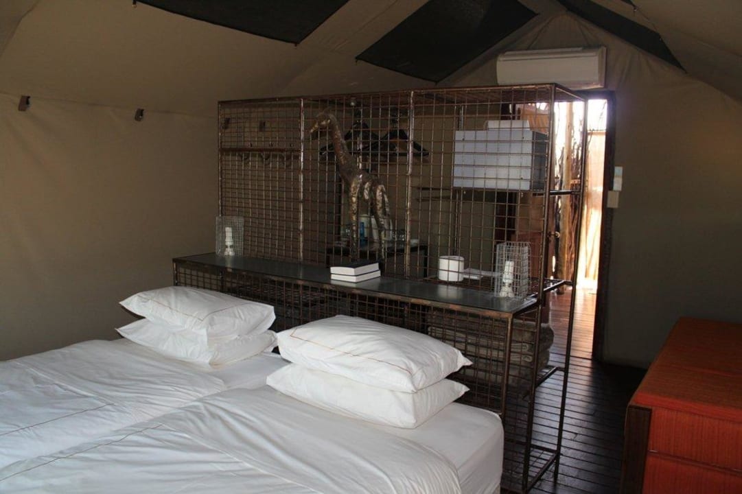 Bett und Schrank Etosha Village