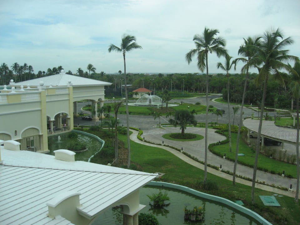 Blick auf die Einfahrt JOIA Bávaro by Iberostar