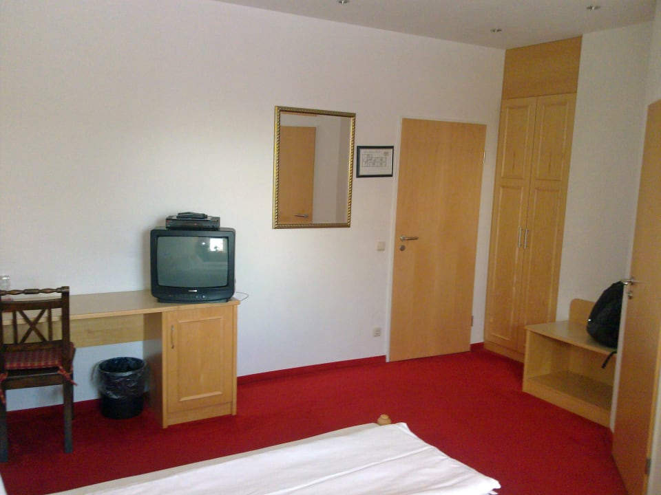 Zimmer mit Blick Richtung Zimmertüre Hotel & Wirtshaus Sailer-Keller