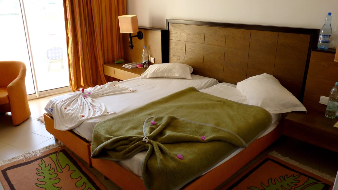 Wygodne łóżeczko. Riadh Palms Resort & Spa