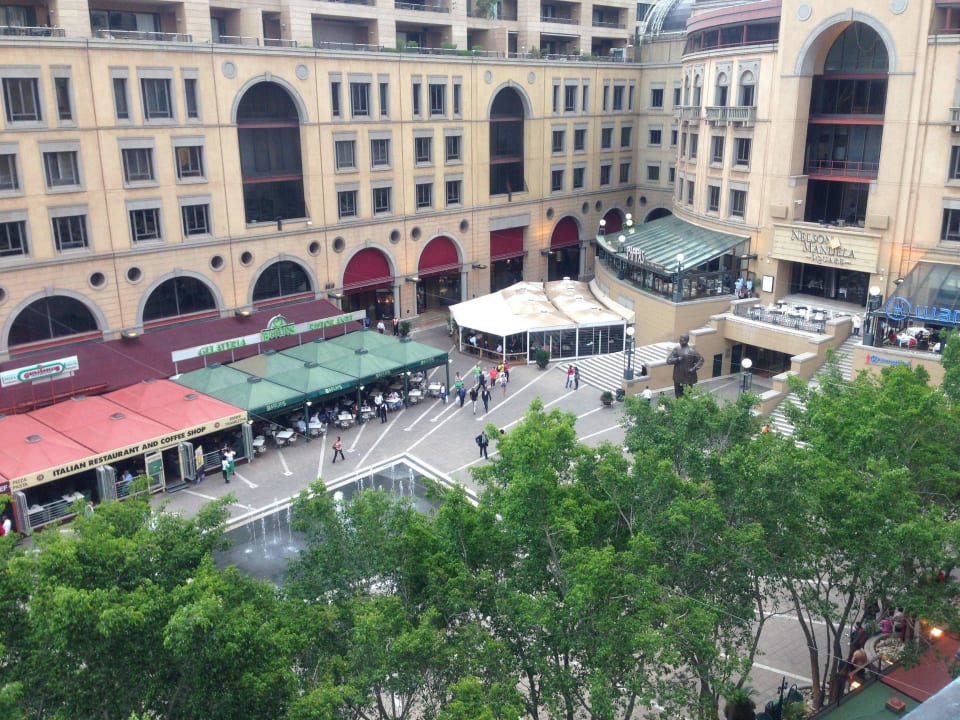 Blick vom Zimmer auf den Nelson Mandela Square Hotel The Michelangelo