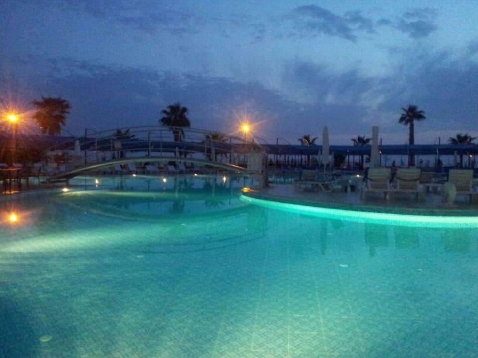 Pool am Abend - wunderschön Cenger Beach Resort & Spa