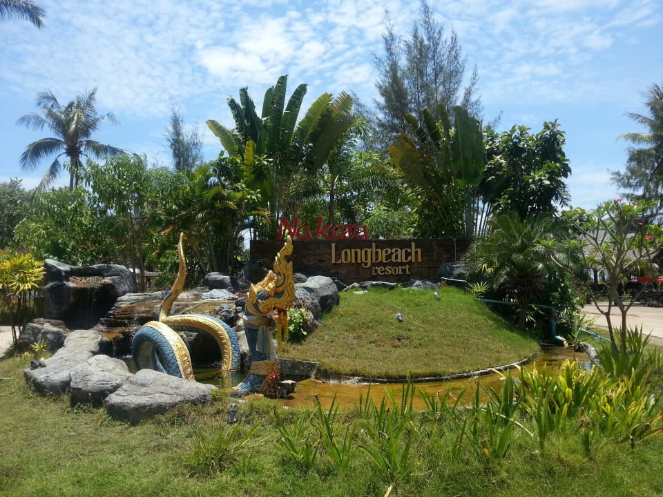 Zufahrtsstraße mit Eingangsbereich Hotel Nakara Long Beach Resort